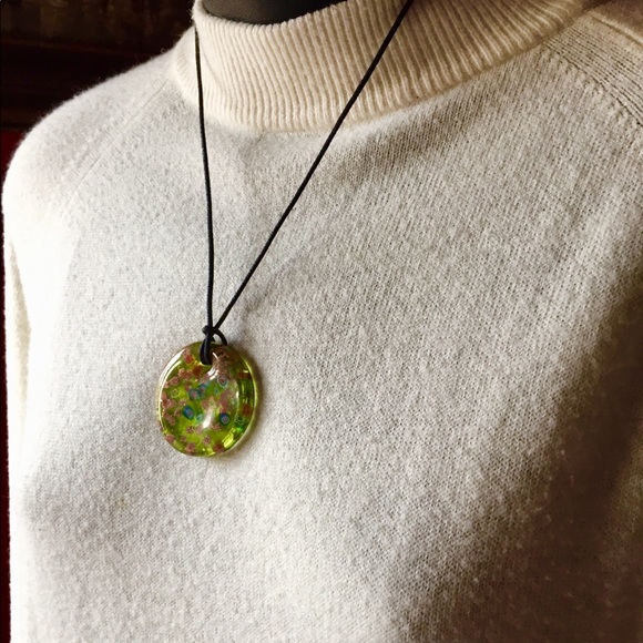 FASHION RESIN NECKLACE Round Disk Gold Floral Emb - Picture 3 of 8